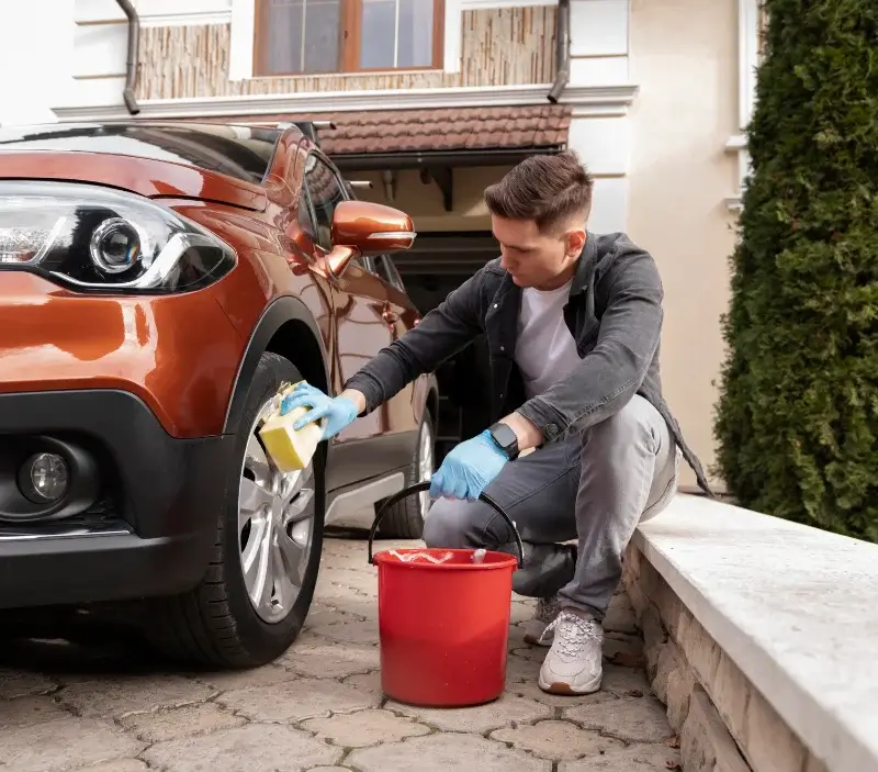 Lavage auto à domicile Tournon-Saint-Pierre : professionnel intervenant sur un véhicule